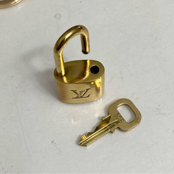 LOUIS VUITTON LOCK AND KEY 🔐 ON GOLD TONE KEYCHAIN #306 - Picture 4 of 8